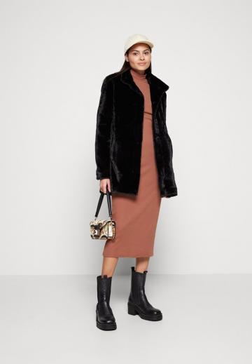 Короткое пальто