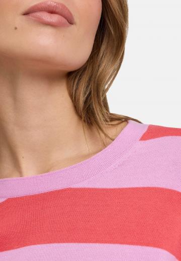 Пуловер в полоску