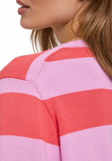 Пуловер в полоску