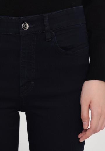 Узкие джинсы