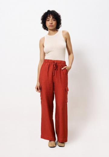 Брюки с накладными карманами