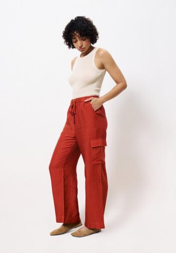 Брюки с накладными карманами