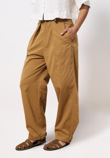 Брюки с накладными карманами
