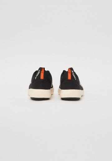 Походные кроссовки