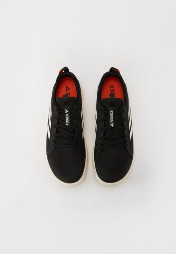 Походные кроссовки