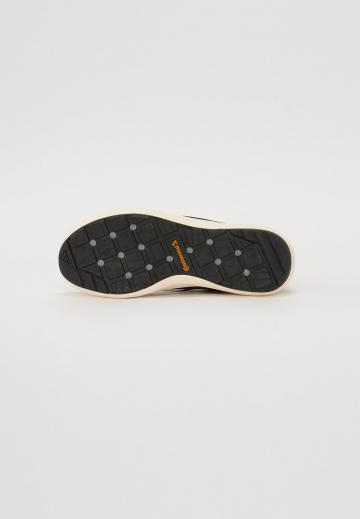 Походные кроссовки