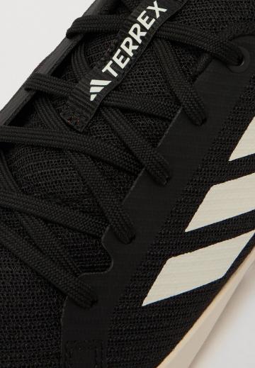 Походные кроссовки