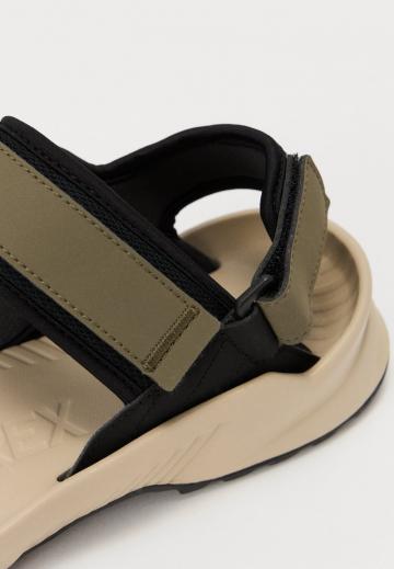 Спортивные сандалии