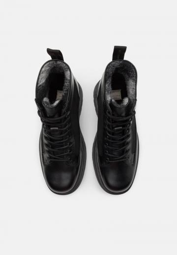 Ботинки на шнуровке