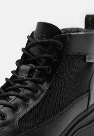 Ботинки на шнуровке