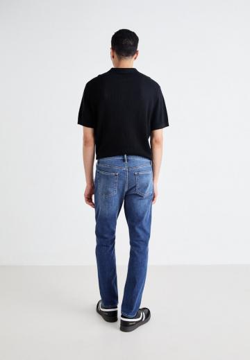 Узкие джинсы