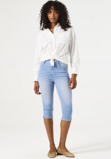 Короткие джинсы