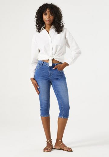 Короткие джинсы