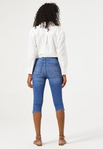 Короткие джинсы