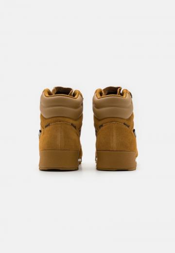 Походные ботинки