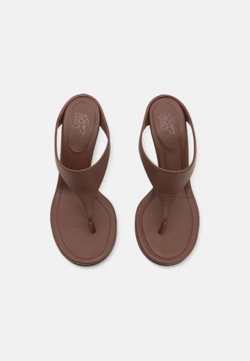 Босоножки на каблуке