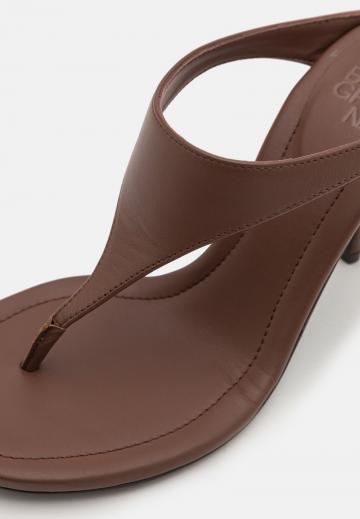 Босоножки на каблуке