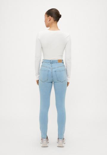 Узкие джинсы