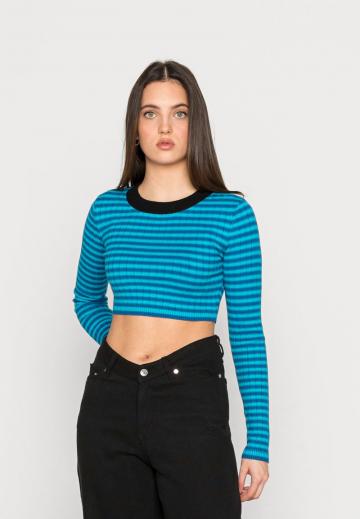 Пуловер в полоску