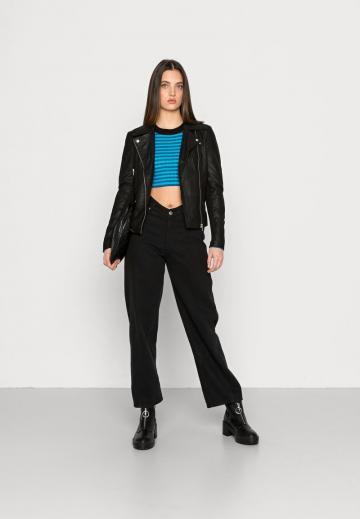 Пуловер в полоску