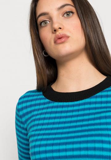 Пуловер в полоску