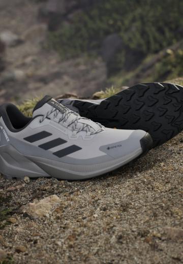 Походные кроссовки