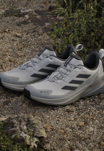 Походные кроссовки