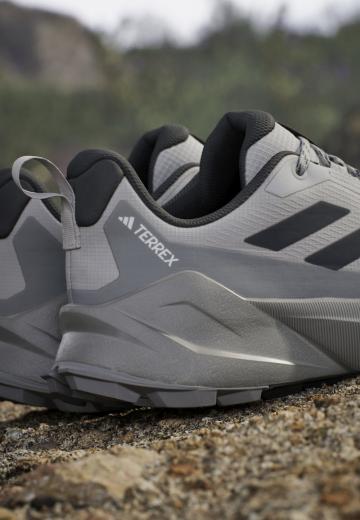 Походные кроссовки