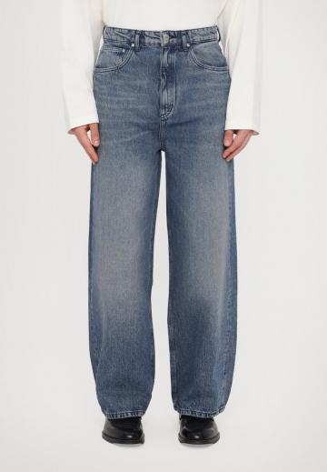 Прямые джинсы