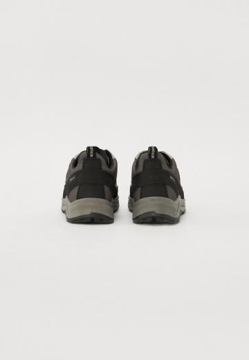 Походные кроссовки