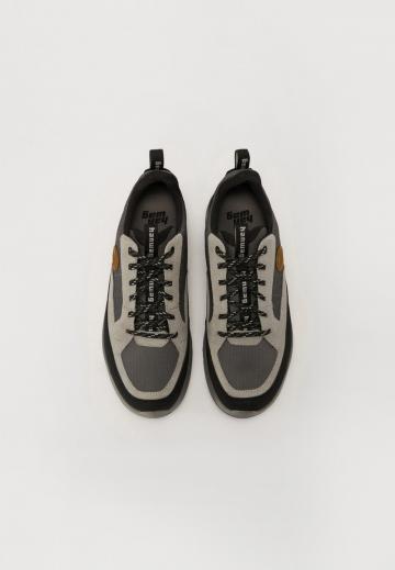 Походные кроссовки