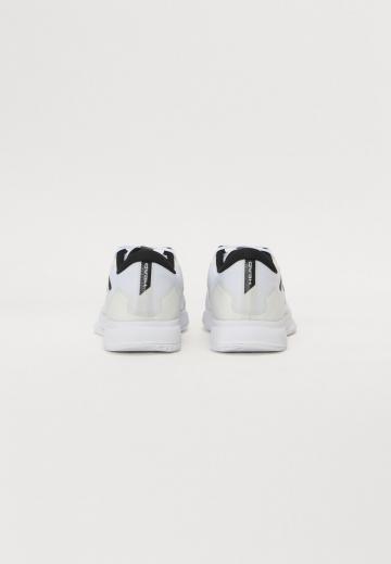 Теннисные кроссовки