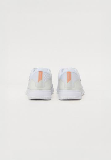 Теннисные кроссовки