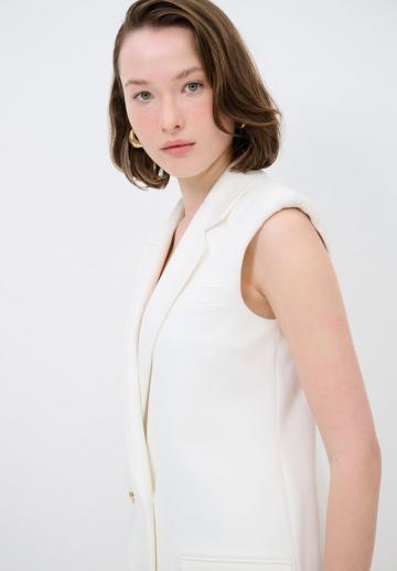 Длинный жилет