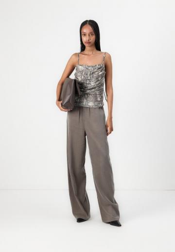 Топ на бретельках