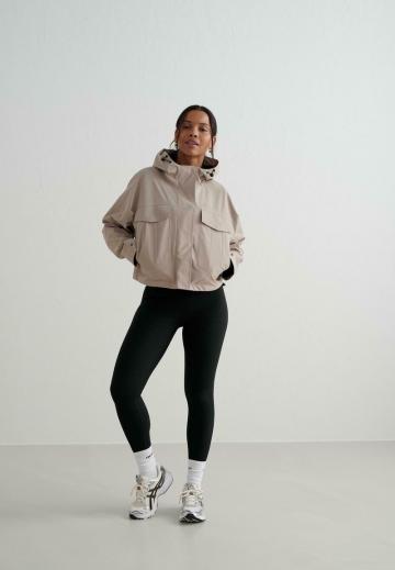 Куртка с накладнымит карманами