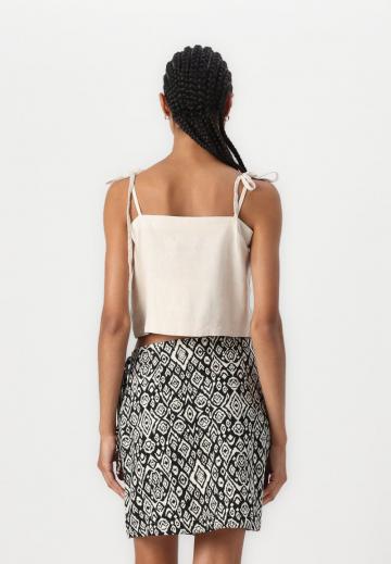 Топ на бретельках