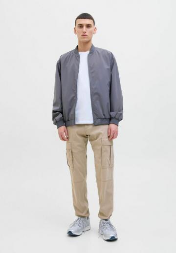 Брюки с накладными карманами