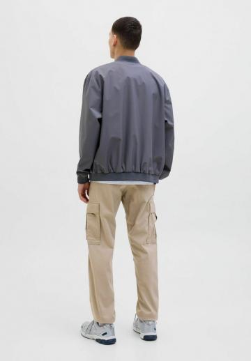 Брюки с накладными карманами