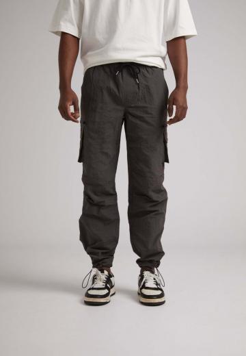 Брюки с накладными карманами