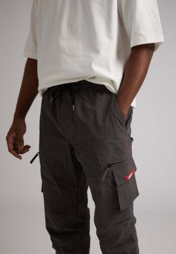 Брюки с накладными карманами