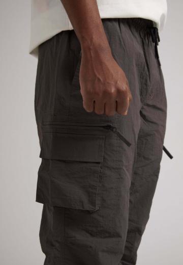 Брюки с накладными карманами