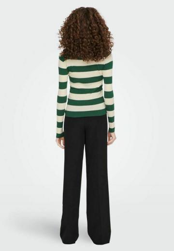Пуловер в полоску