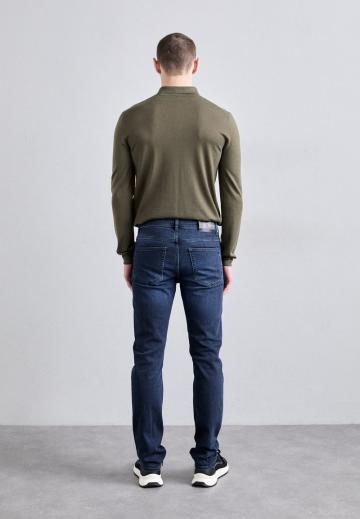 Узкие джинсы