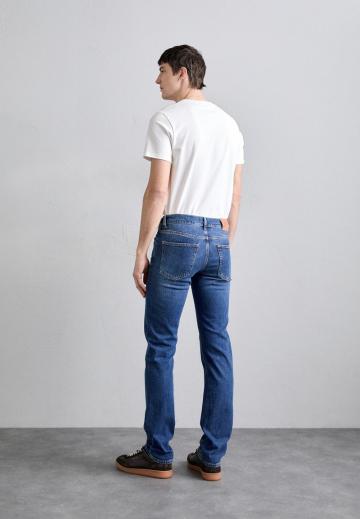 Узкие джинсы