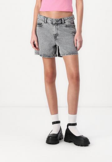 Джинсовые шорты