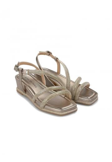 Босоножки на танкетке