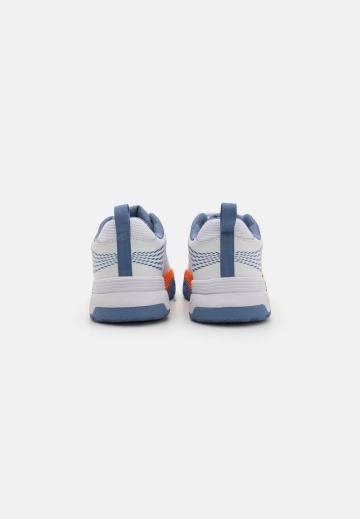 Теннисные кроссовки