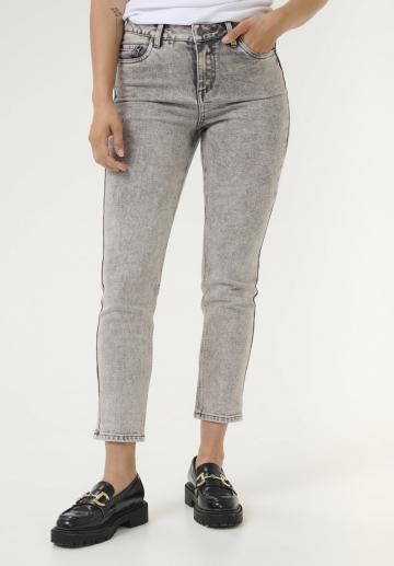 Короткие джинсы