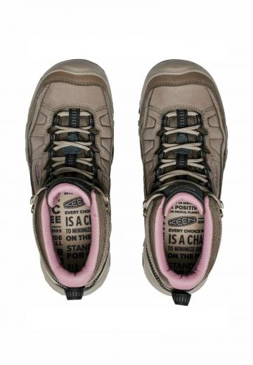 Спортивные сапоги